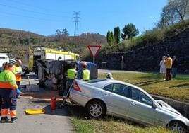 Los bomberos y los sanitarios trabajan en la zona del accidente.