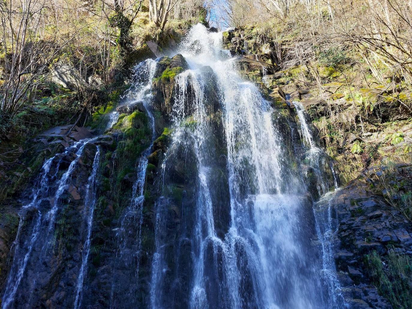 La cascada de Xurbeo luce exhuberante en época de deshielo y lluvias