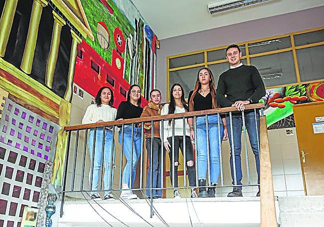 Las participantes del IES Cuenca del Nalón que forman parte de STARTInnova, con su tutor.