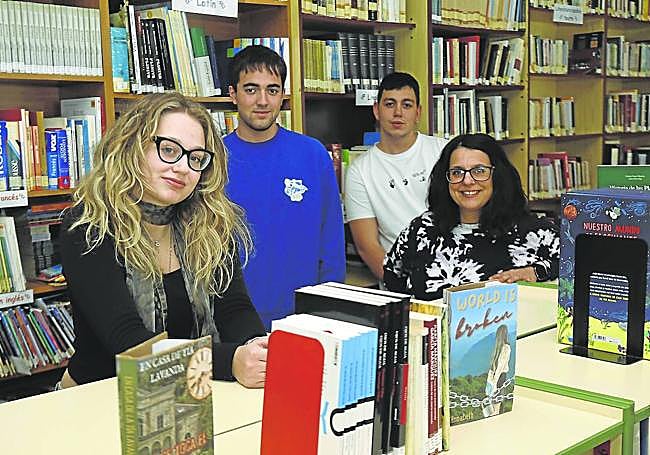 Los estudiantes del IES Elisa y Luis Villamil, en las instalaciones del centro, con su tutora.