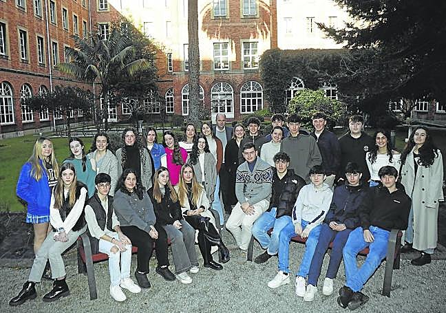 Los estudiantes del Colegio La Inmaculada de Gijón, con su tutor.
