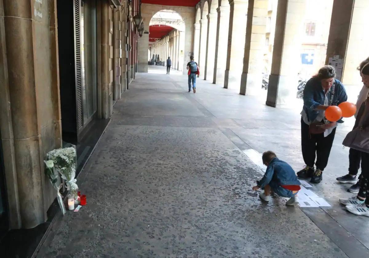 Flores y velas en el lugar en el que fue agredido José Antonio Justel.