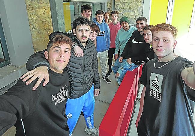 Los alumnos de La Laboral, con su tutora,que participan en esta edición de STARTInnova.