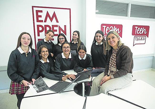 Las alumnas del centro sierense participantes en STARTInnova con su tutora.