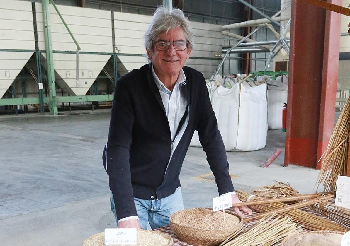 Fernando Farpón, con semillas de escanda, en la nave de Spetastur de Sotiello , en Lena.