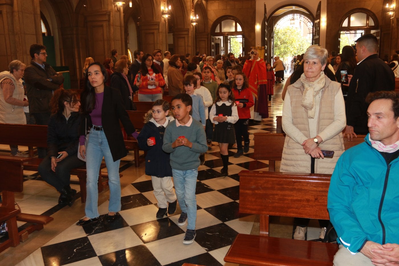 Los niños de catecismo de siete parroquias gijonesas celebraron un Vía Crucis infantil en la iglesia de San José.