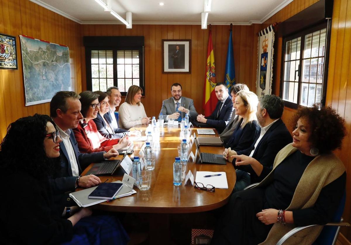 La reunión del Consejo de Gobierno del Principado celebrada este viernes en Caravia.