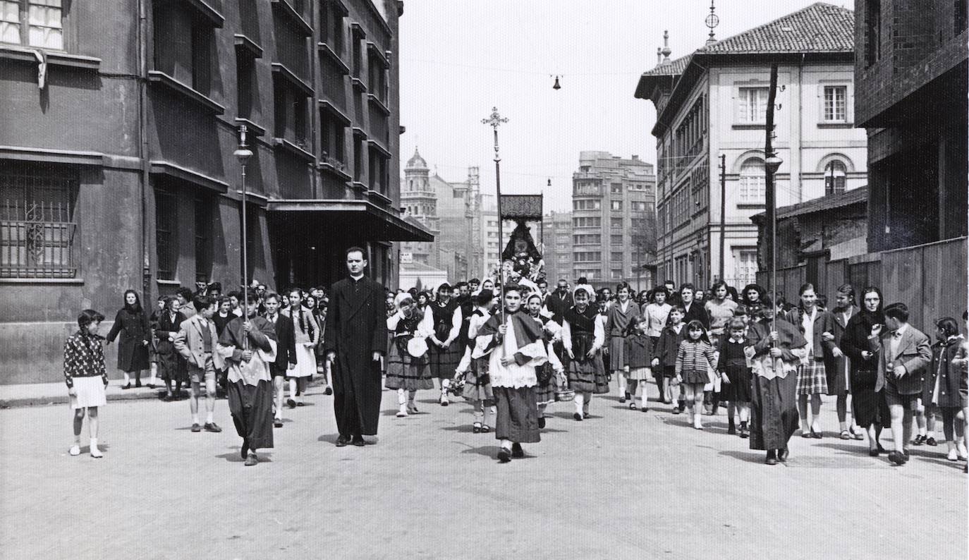 Cuando la Santina recorrió Gijón