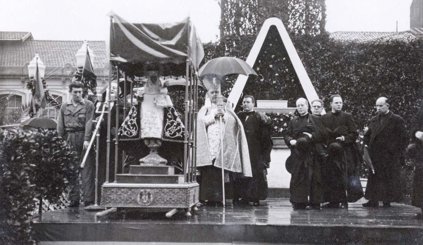 El arzobispo da la bienvenida a la Santa Misión. 