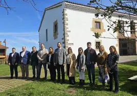 El presidente del Principado, Adrián Barbón, y la vicepresidenta, Gimena Llamedo, con la corporación municipal de Caravia y los responsables de la Cámara de Comercio de Oviedo.