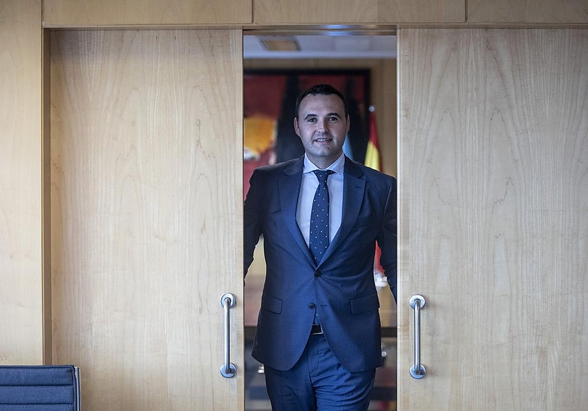 Guillermo Peláez, portavoz del Gobierno y consejero de Hacienda y Fondos Europeos, en su despacho.