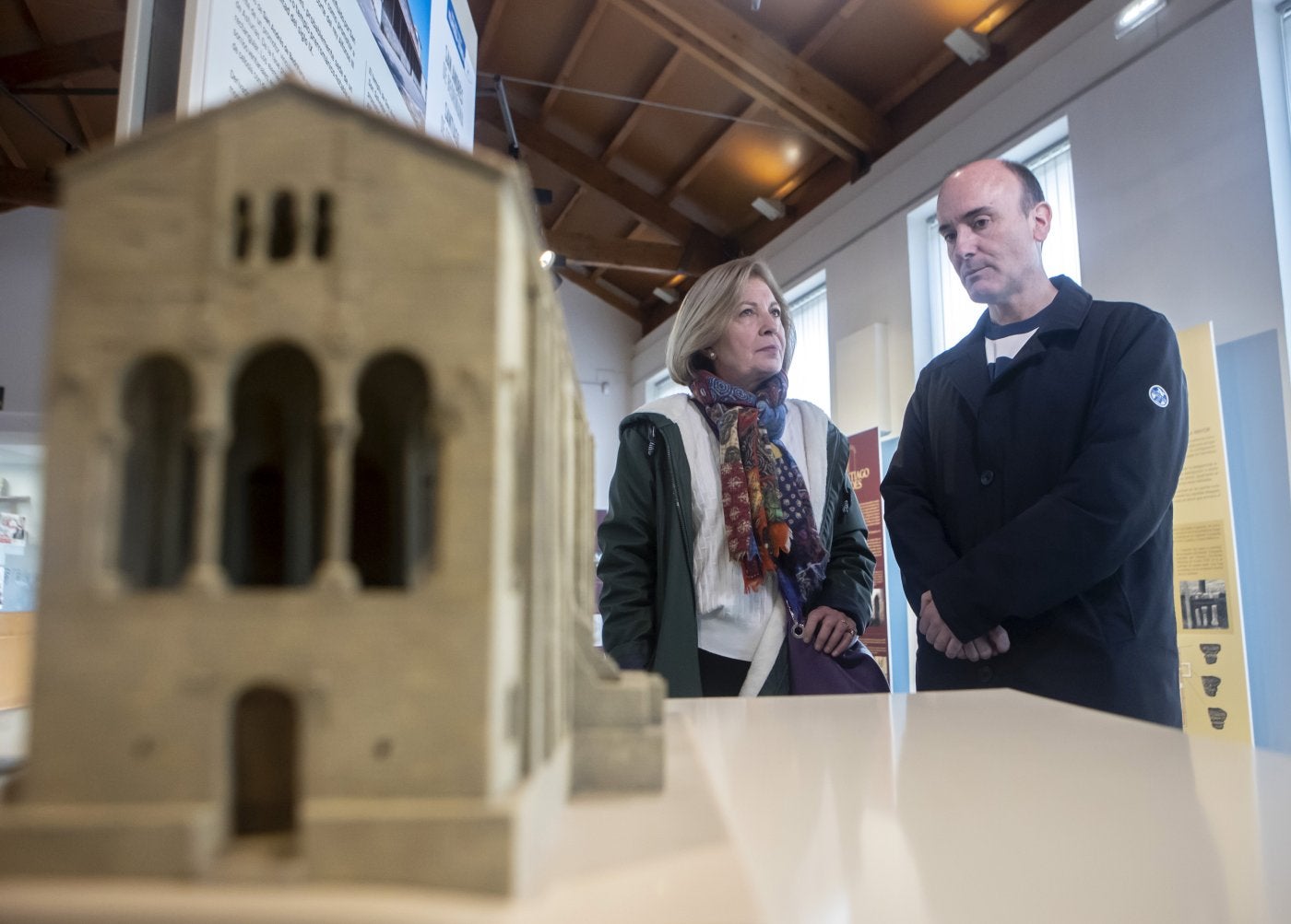 Teresa Pastor y Pablo León, ayer, en el Centro de Interpretación del Prerrománico.