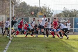 Instante en el que el balón golpea en el caudalista Hugo y el balón entra en su propia portería.