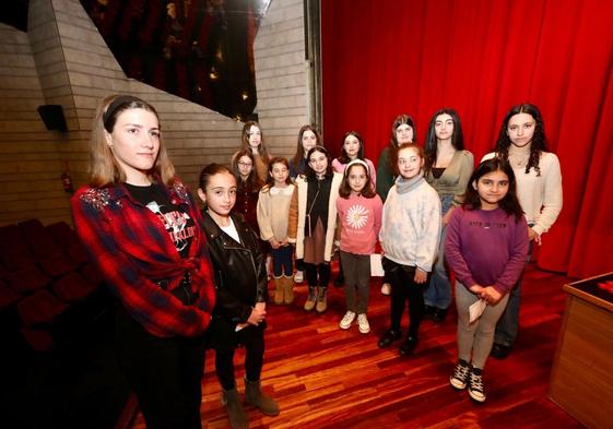 Alba Rebollar y Valeria Carrasco (izquierda) serán la Xana y la Xanina de El Bollo y desfilarán junto a sus damas de honor.