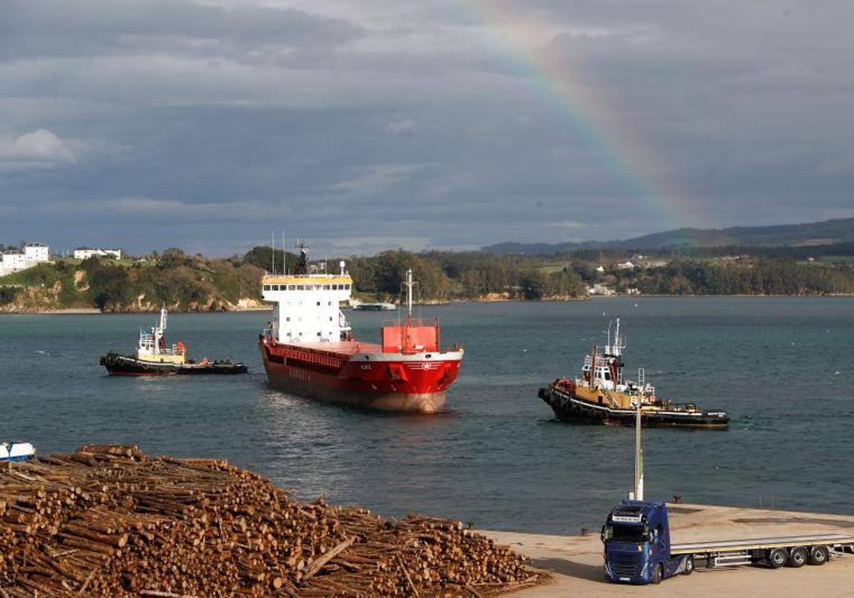 El barco, varado por la falta de calado en el puerto de Ribadeo el pasado jueves.