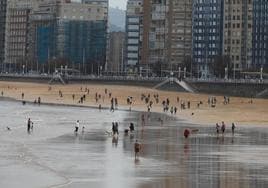 Bañistas en la playa de San Lorenzo, Gijón, este sábado, 16 de marzo.