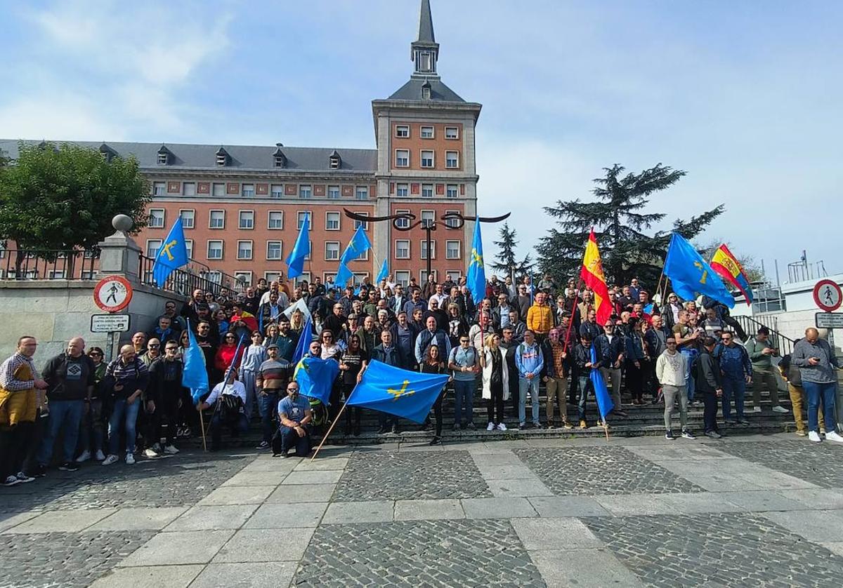 Policías y guardias civiles asturianos en la protesta de Madrid.