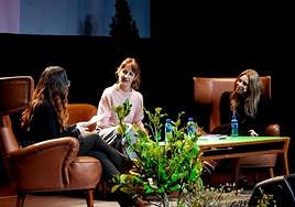 Irene Domínguez, Carmen Camacho y Rocío Márquez durante el acto en el Antiguo Instituto.