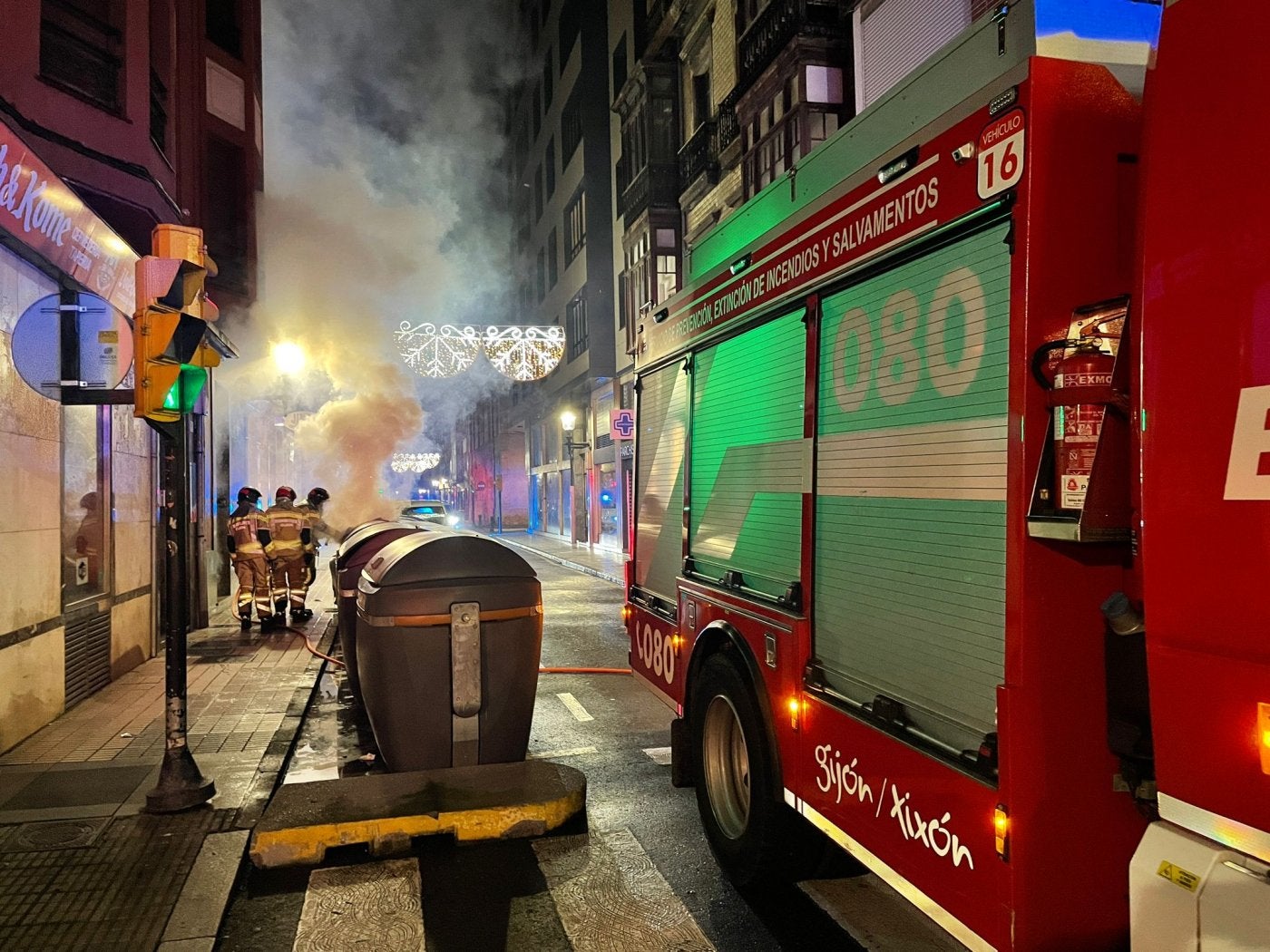 Los bomberos sofocan el incendio en un contenedor de Casimiro Velasco en diciembre pasado.