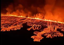 Lava recorriendo la península de Reykjanes en Islandia.