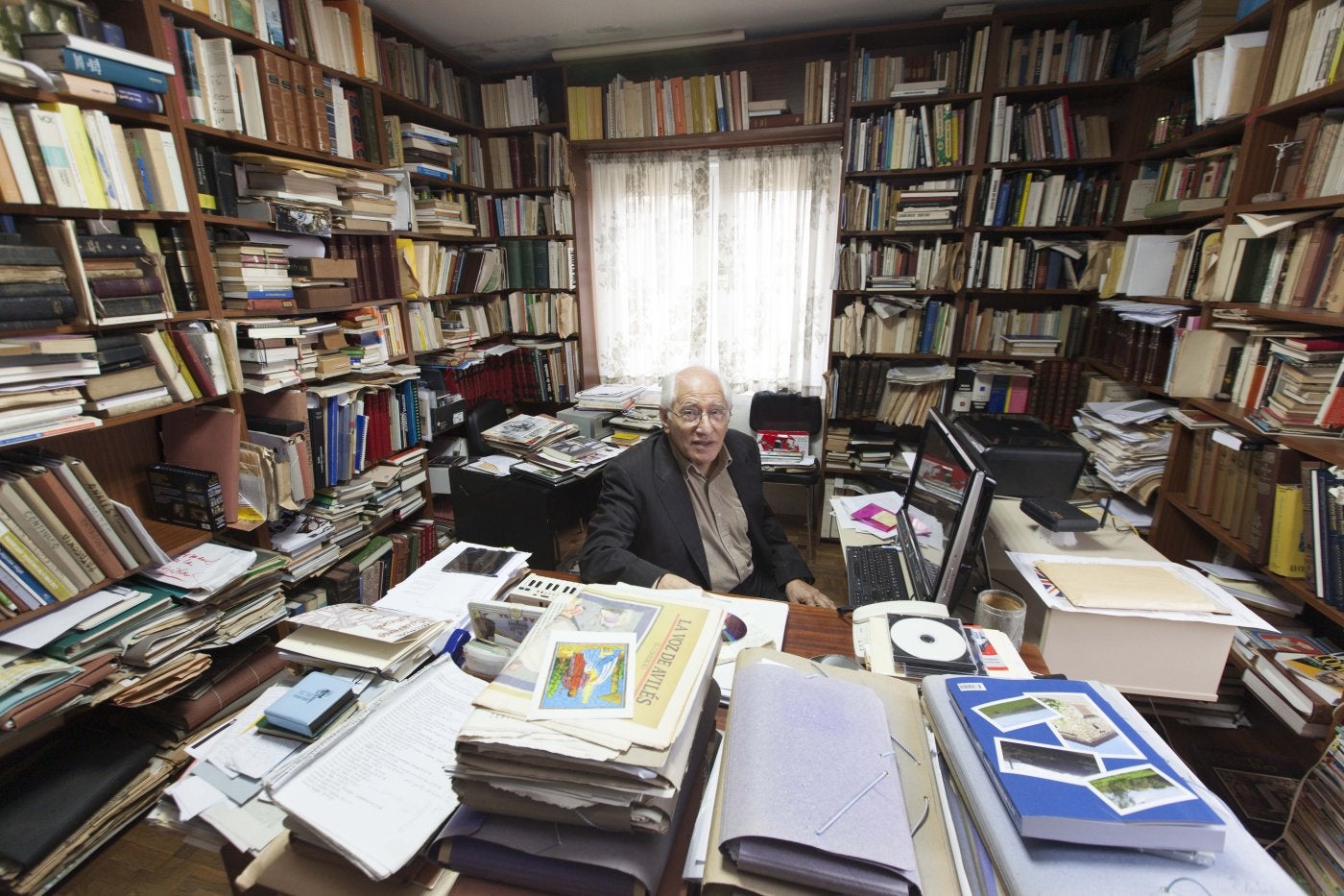 El Alfoz de Gauzón incorpora a su archivo la biblioteca personal de José Manuel Feito