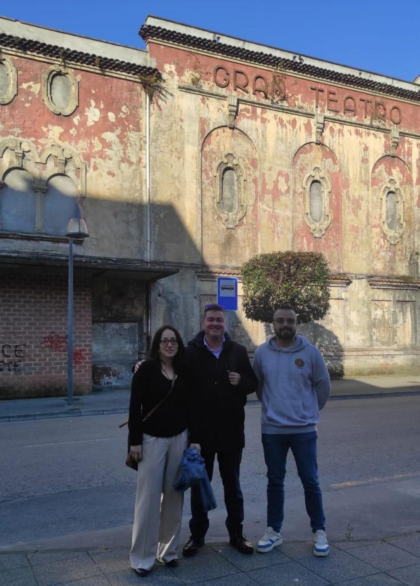De Asís, entre los ediles Leticia Gil y Diego Barbón frente al Cine Maxi.