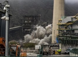 Derribo de la caldera de la térmica de Soto de la Barca, el pasado mes de febrero.