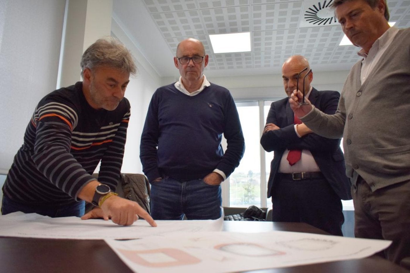 El edil José Ramón Tuero, ayer, con los planos del proyecto, junto a José Ramón Cuetos Lobo, Carlos García Conde y Daniel Pinín.