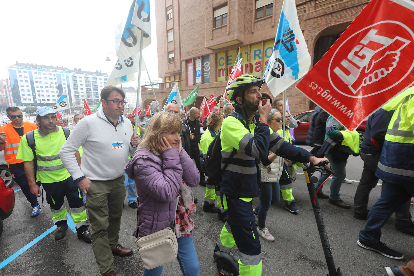 La plantilla de limpieza viaria de Avilés se manifiesta para exigir un nuevo convenio