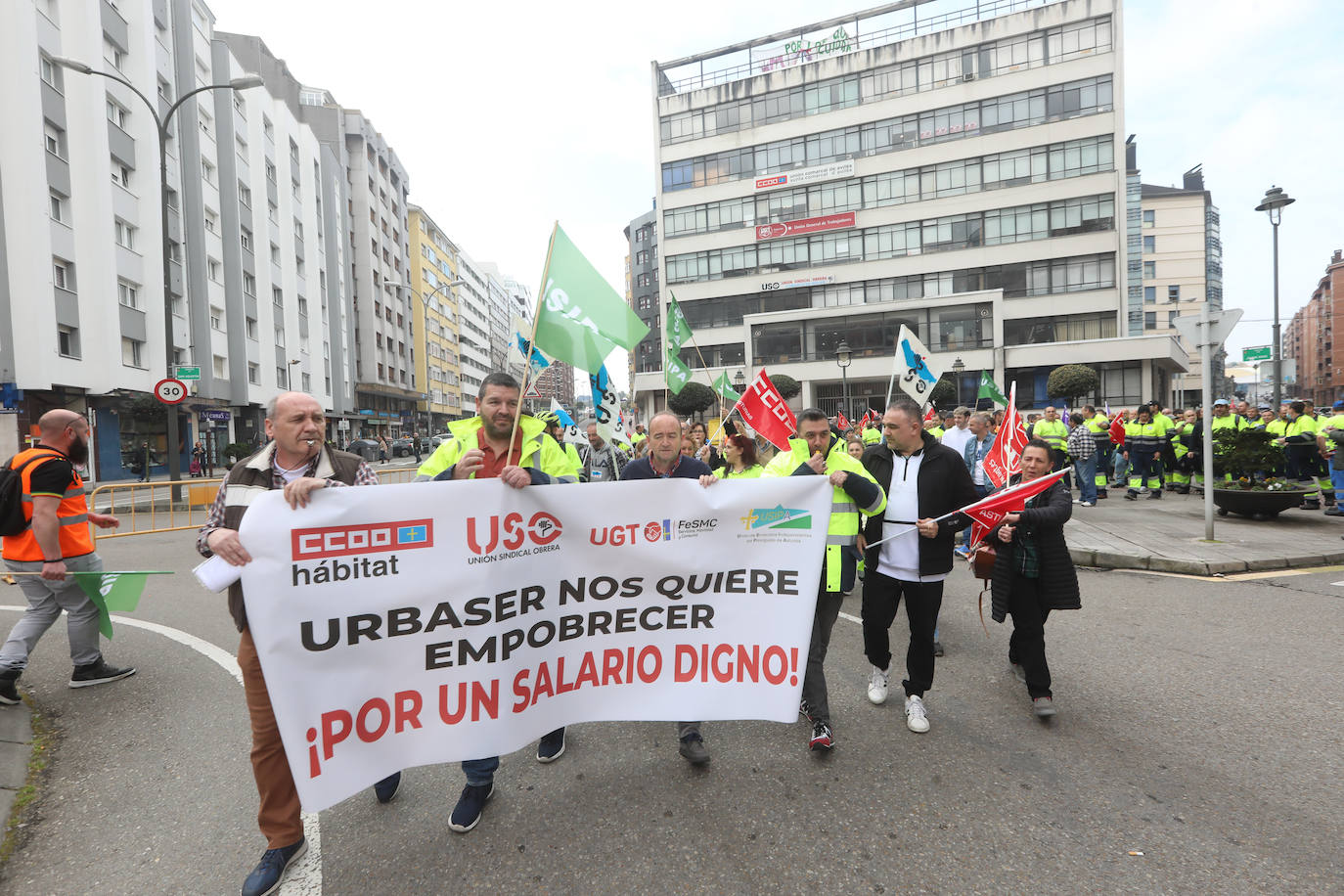 La plantilla de limpieza viaria de Avilés se manifiesta para exigir un nuevo convenio