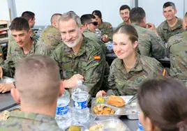 El Rey Felipe VI saluda a su hija, la Princesa Leonor, durante su visita a las maniobras