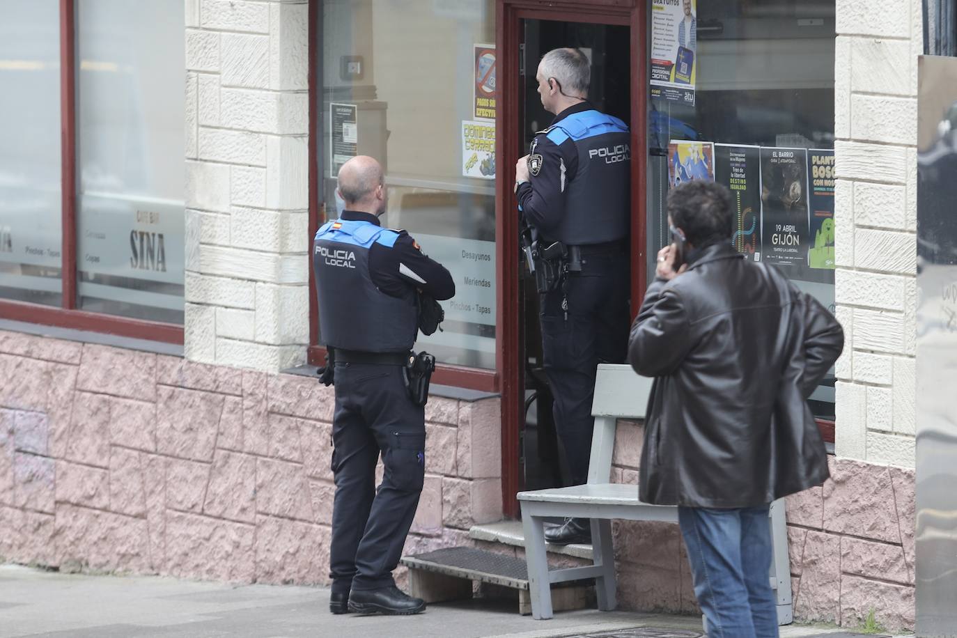 Dos agentes de la Policía Local, en el bar en el que falleció un hombre de 91 años.