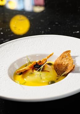 Imagen - Plato de huevos benedictinos elaborado por Ricardo Fernández, cocinero del restaurante Farragua.