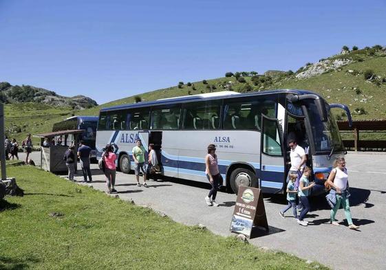 Turistas bajan del autobús para visitar a los Lagos.