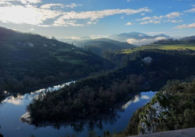 Los meandros del Nora son uno de los muchos atractivos que pueden contemplarse desde la ruta de los Lanceros