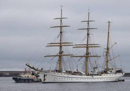 El buque escuela de vela de la Marina alemana 'Gorch Fock' atracó este domingo en el puerto de El Musel.