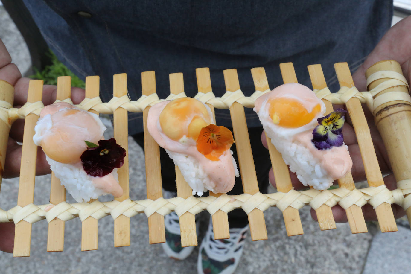Imagen - Plato de nigiris de huevo de codorniz con mayonesa de rocoto del restaurante Náutico en Candás.