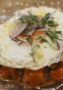 Imagen - Plato de tartar de salmón y huevo frito elaborado por el cocinero David Montes.