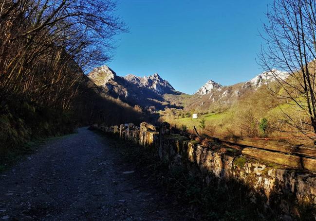 Vistas hacia Peña Mea desde los caminos que configuran este circuito por el valle del Raigosu