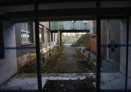 Interior abandonado de las instalaciones del antiguo Hospital Universitario Central de Asturias (HUCA), en El Cristo.