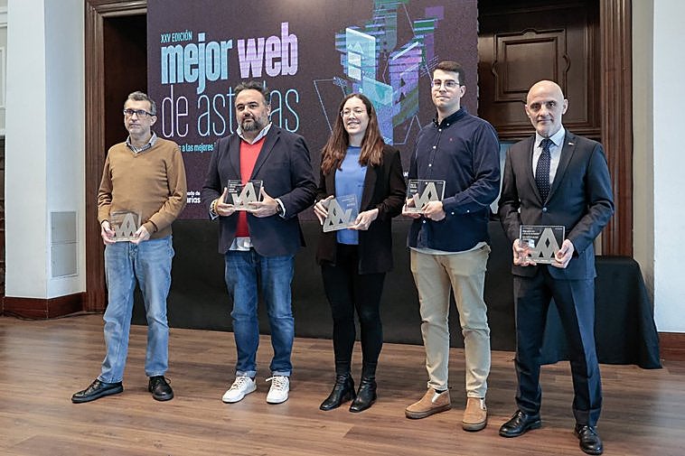 Los cinco galardonados posan con sus premios, al concluir la ceremonia en el Club de Regatas.