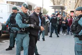 Carlos Cortés llega esposado a los juzgado de Palma tras su detención en el marco de la operación 'Jaque Mate' contra el narcotráfico.