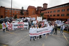 Trabajadores en la protesta convocada por el comité de empresa del Hospital de Jove.