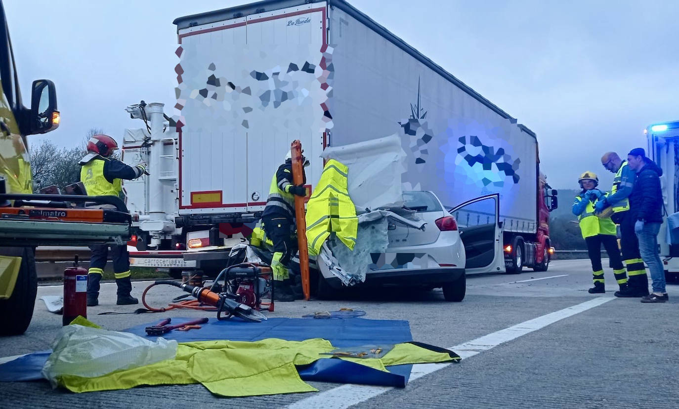 Brutal colisión entre un coche y un camión en la autopista &#039;Y&#039; en Gijón