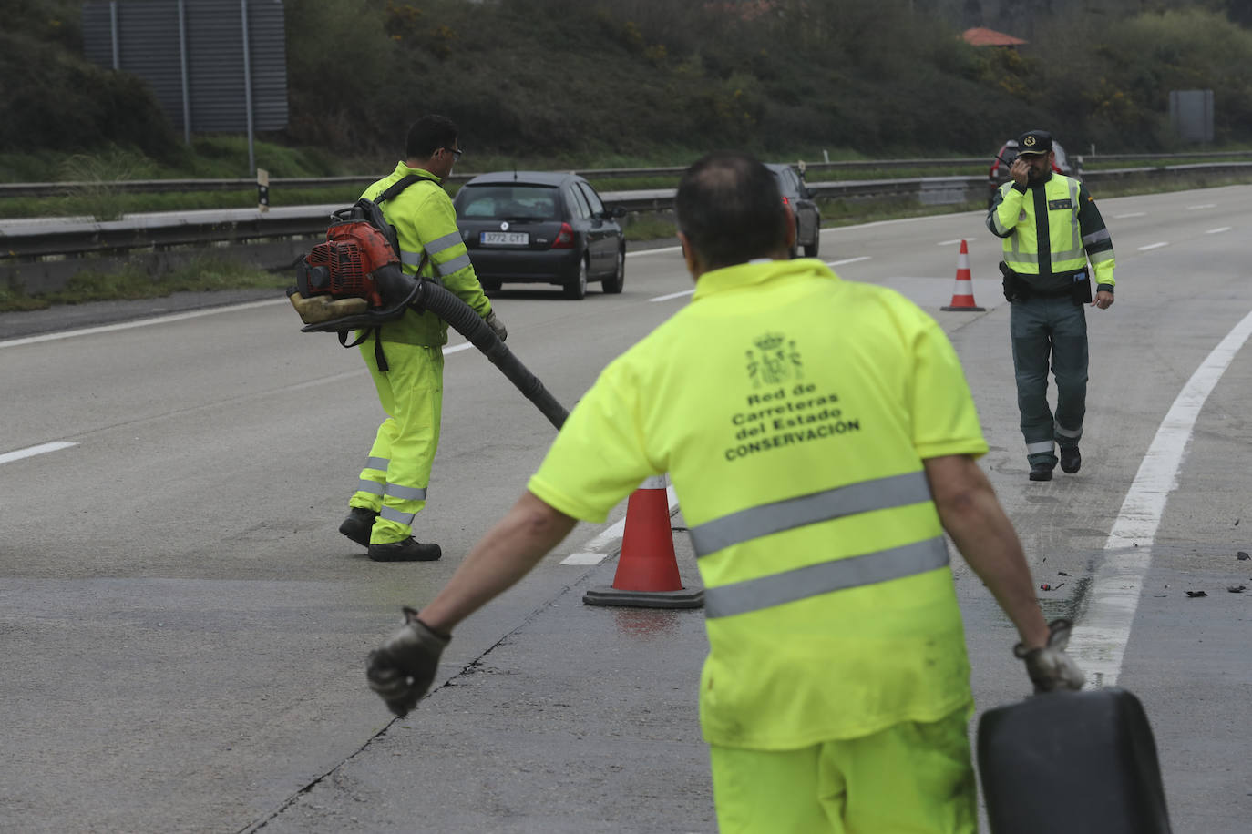 Brutal colisión entre un coche y un camión en la autopista &#039;Y&#039; en Gijón