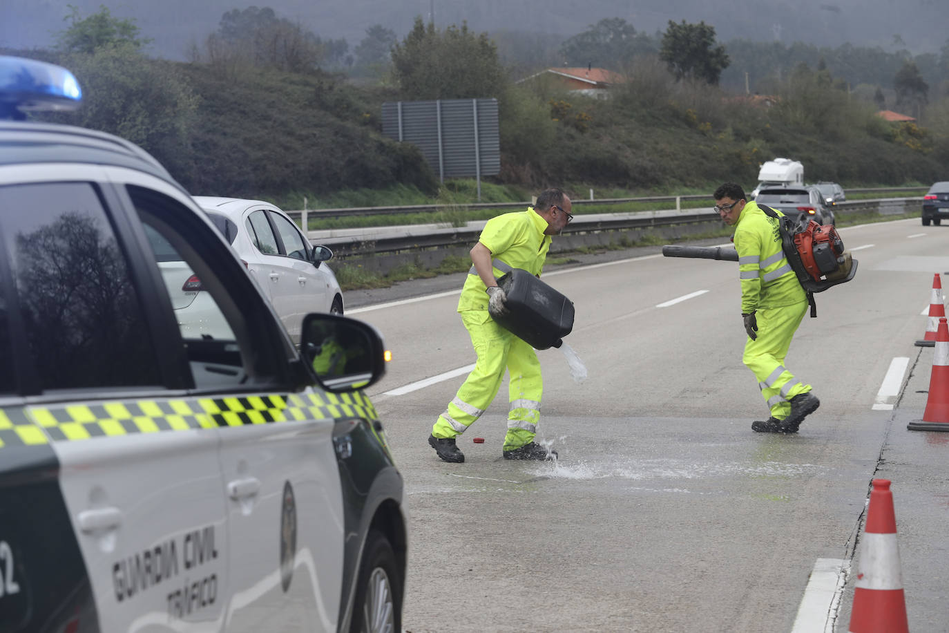 Brutal colisión entre un coche y un camión en la autopista &#039;Y&#039; en Gijón