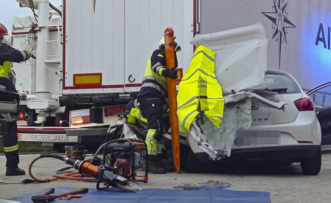 Brutal colisión entre un coche y un camión en la autopista &#039;Y&#039; en Gijón