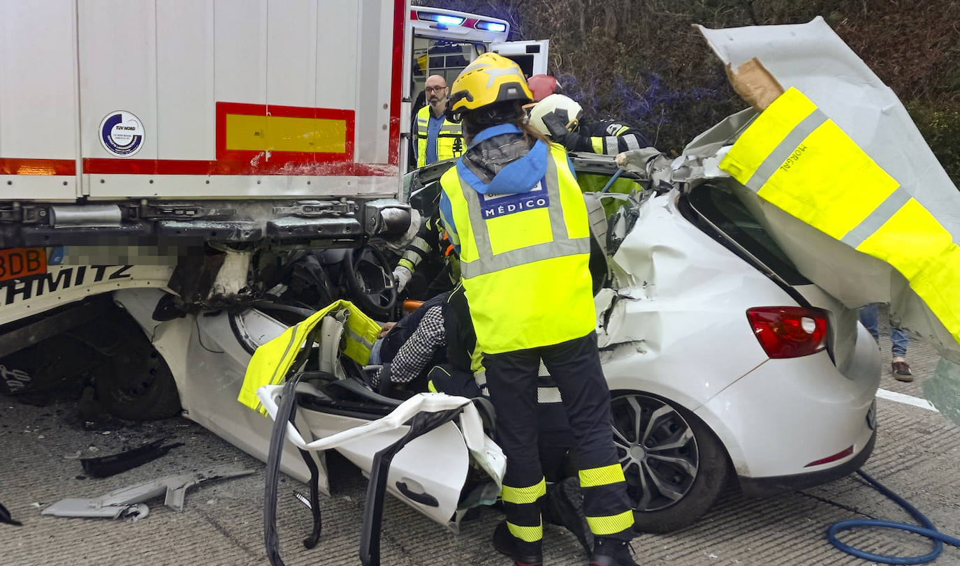 Brutal colisión entre un coche y un camión en la autopista &#039;Y&#039; en Gijón