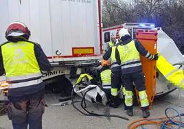 Foto: los bomberos trabajan para excarcelar al herido en la autopista 'Y'; vídeo: los coches dan paso a los bomberos al lugar del accidente, en el que chocaron un turismo y un camión.