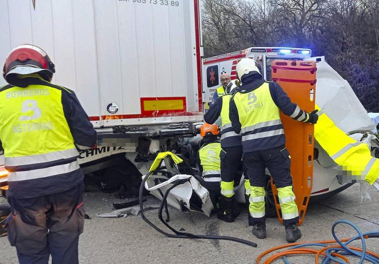 Foto: los bomberos trabajan para excarcelar al herido en la autopista 'Y'; vídeo: los coches dan paso a los bomberos al lugar del accidente, en el que chocaron un turismo y un camión.